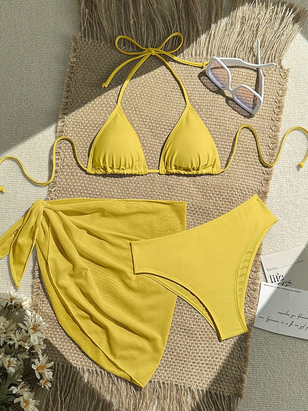 Komplett set: damtriangelbikini med reglerbara band och elegant omslagsduk. För strandmode.