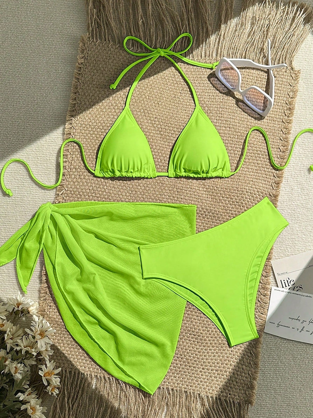Sol- och strandklar triangelbikini för damer. Med justerbara band och matchande omslagsduk.
