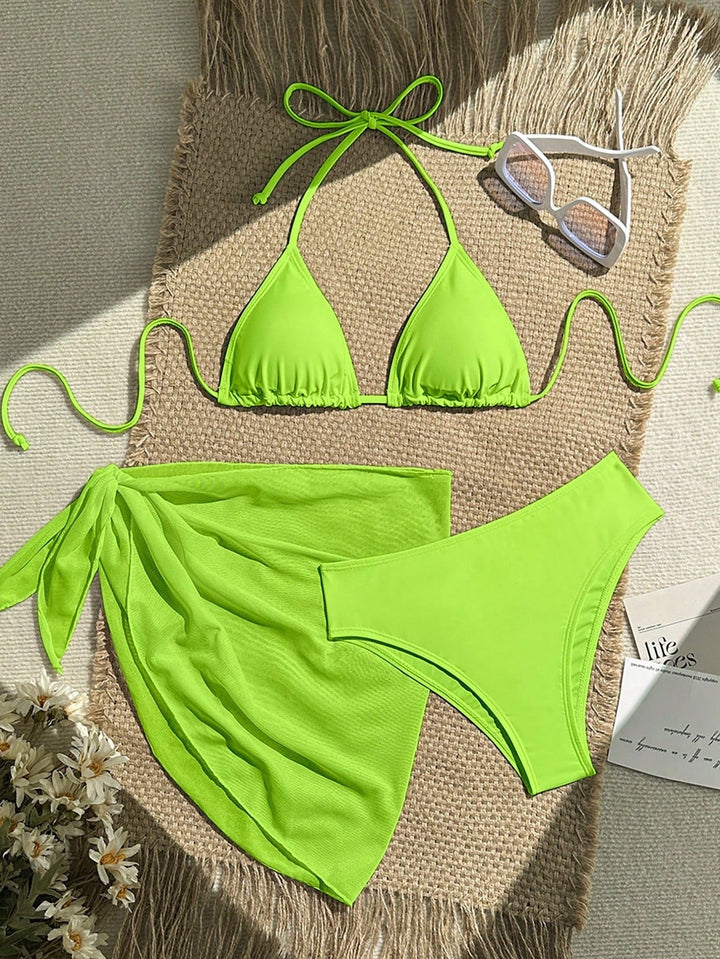 Sol- och strandklar triangelbikini för damer. Med justerbara band och matchande omslagsduk.