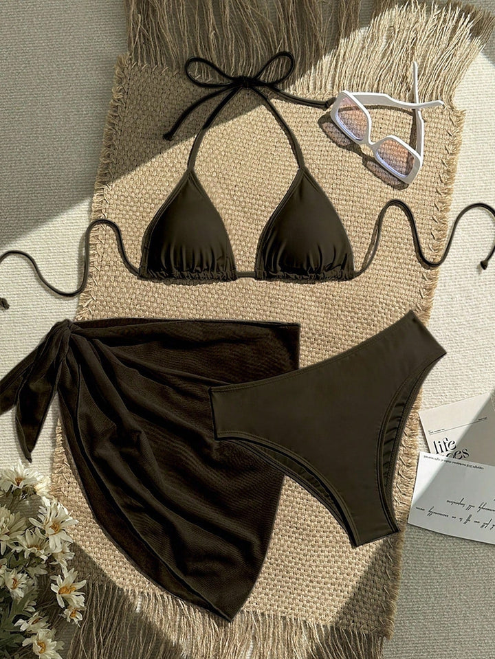 Enkel men elegant damtriangelbikini med omslagsduk. Justerbara band för optimal komfort.
