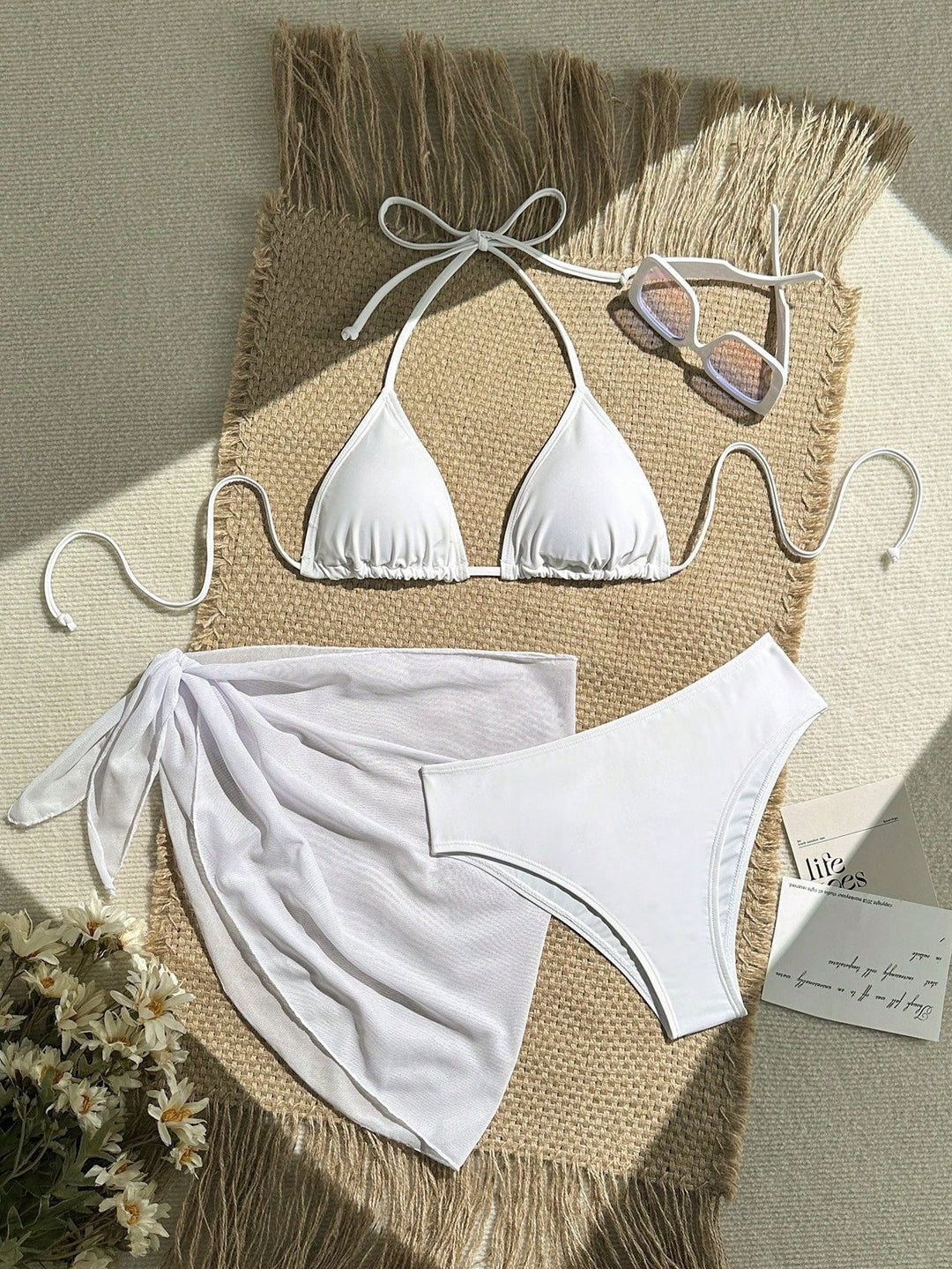 Triangelbikini med matchande omslagsduk, utformad för kvinnor. Justerbara band för perfekt passform.