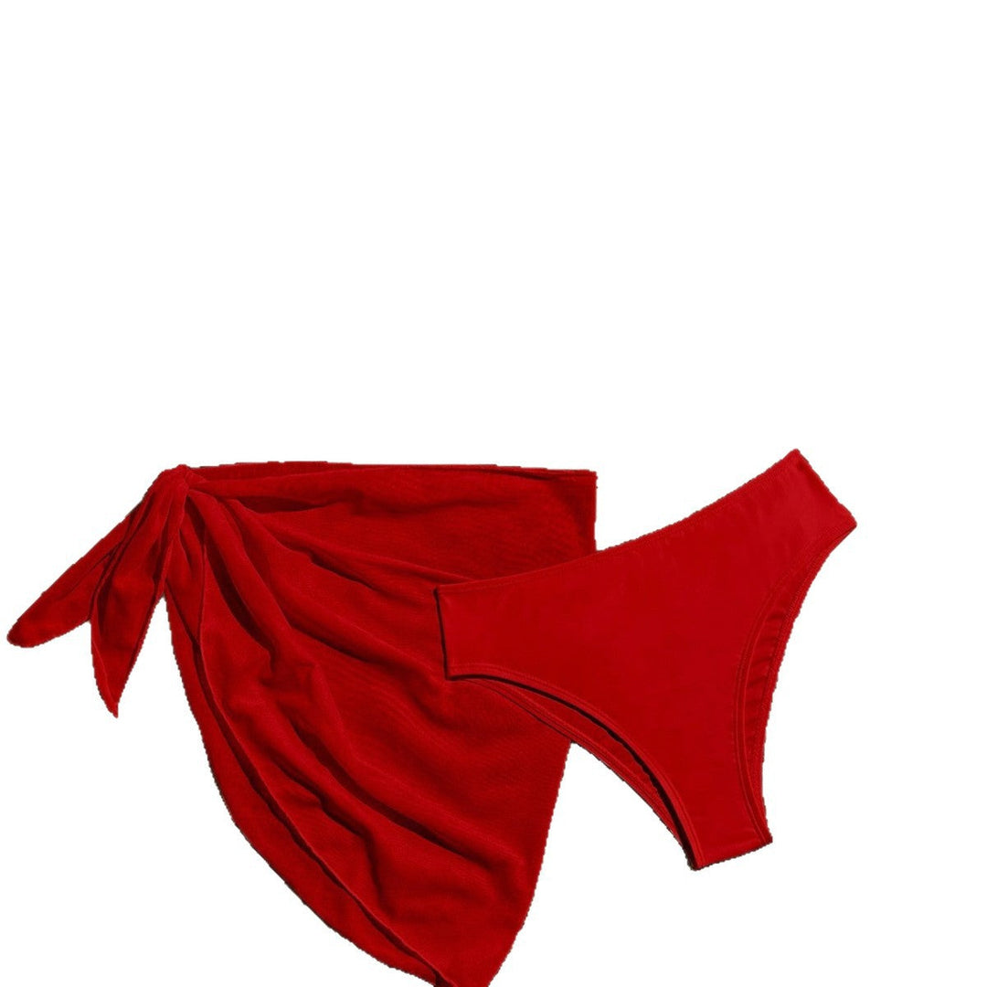 Damtriangelbikini i klassisk design, kompletterad med praktisk omslagsduk och justerbara band.