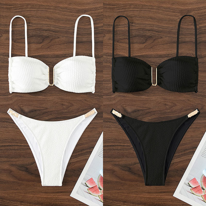 Elegant damtriangelbikini med stödband. Perfekt strandmode för sommarens badkläder.