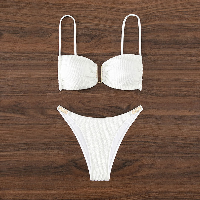 Glamourös triangelbikini för dam med stödband. En stilren baddräkt för soliga stranddagar.