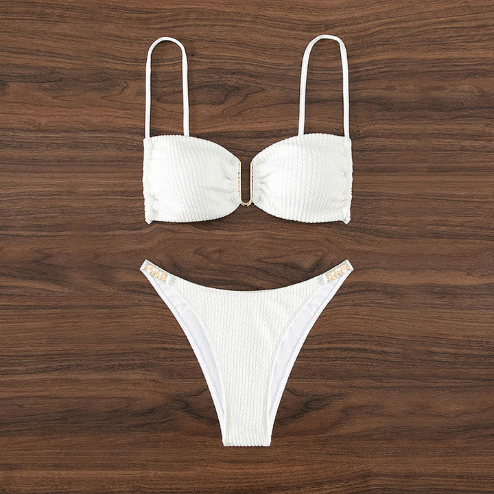 Glamourös triangelbikini för dam med stödband. En stilren baddräkt för soliga stranddagar.