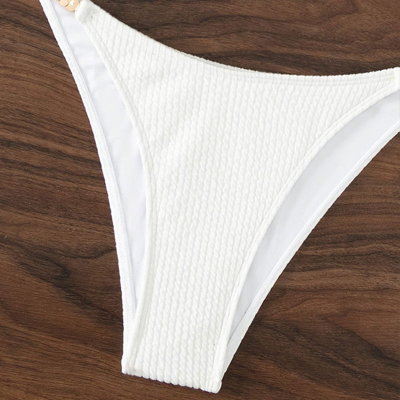 Trendig triangelbikini för damer med stödband. Ett populärt val för sommarens strandmode.