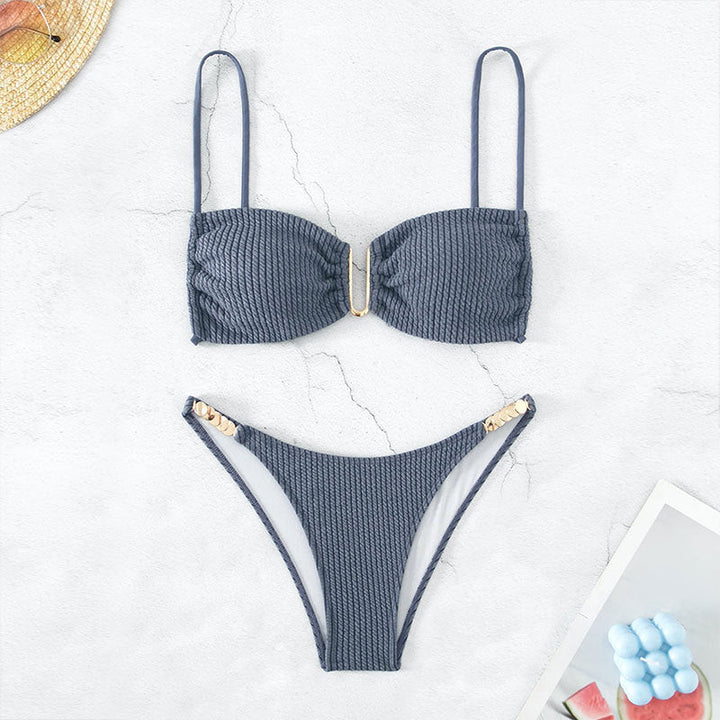 Triangelbikini med stödband för dam, kombinerar elegant design med optimalt stöd.