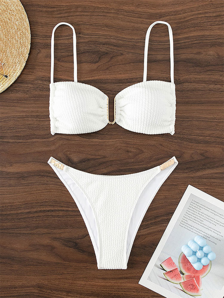 Exklusiv triangelbikini för dam med stödband. Glamourös och bekväm för sommarens strandliv.