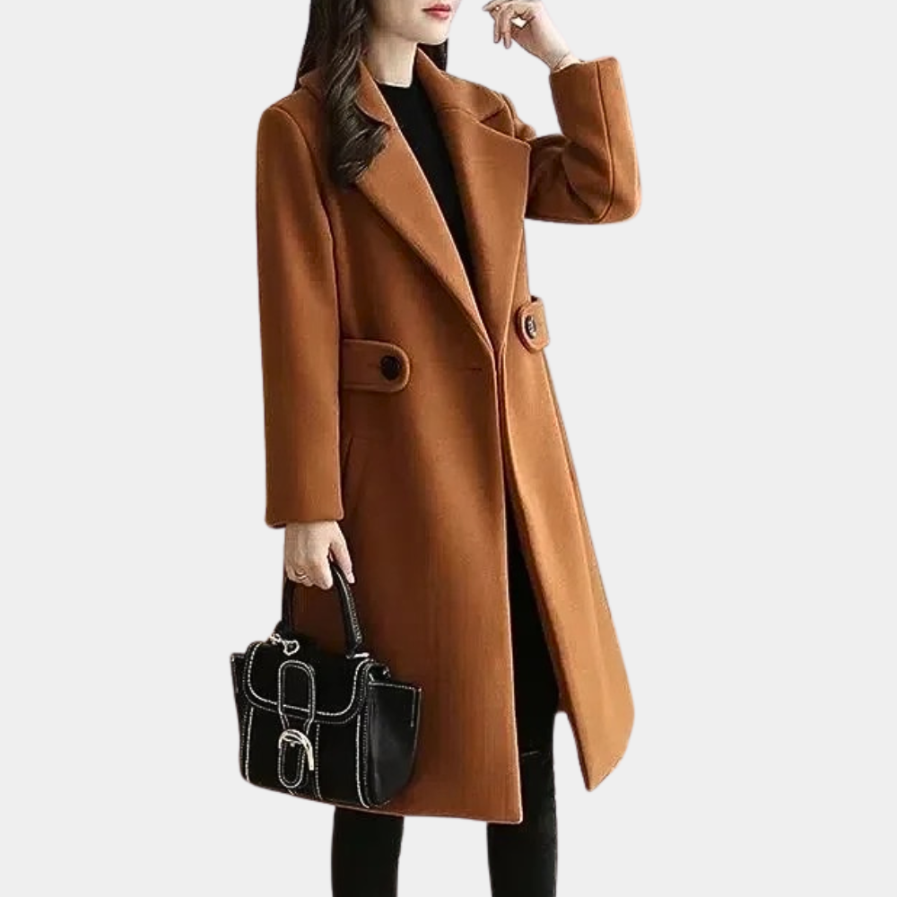 Kvinna bär stilren damvinterjacka, perfekt för både smart och casual look i höst och vinter.