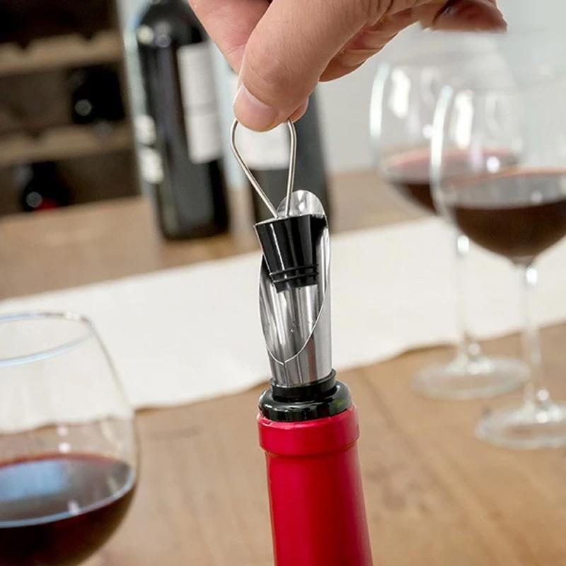 "Elegant Deluxe vintillbehörset i flaskformad förpackning med korkskruv, vinproppar, vinhällare och folieskärare."
