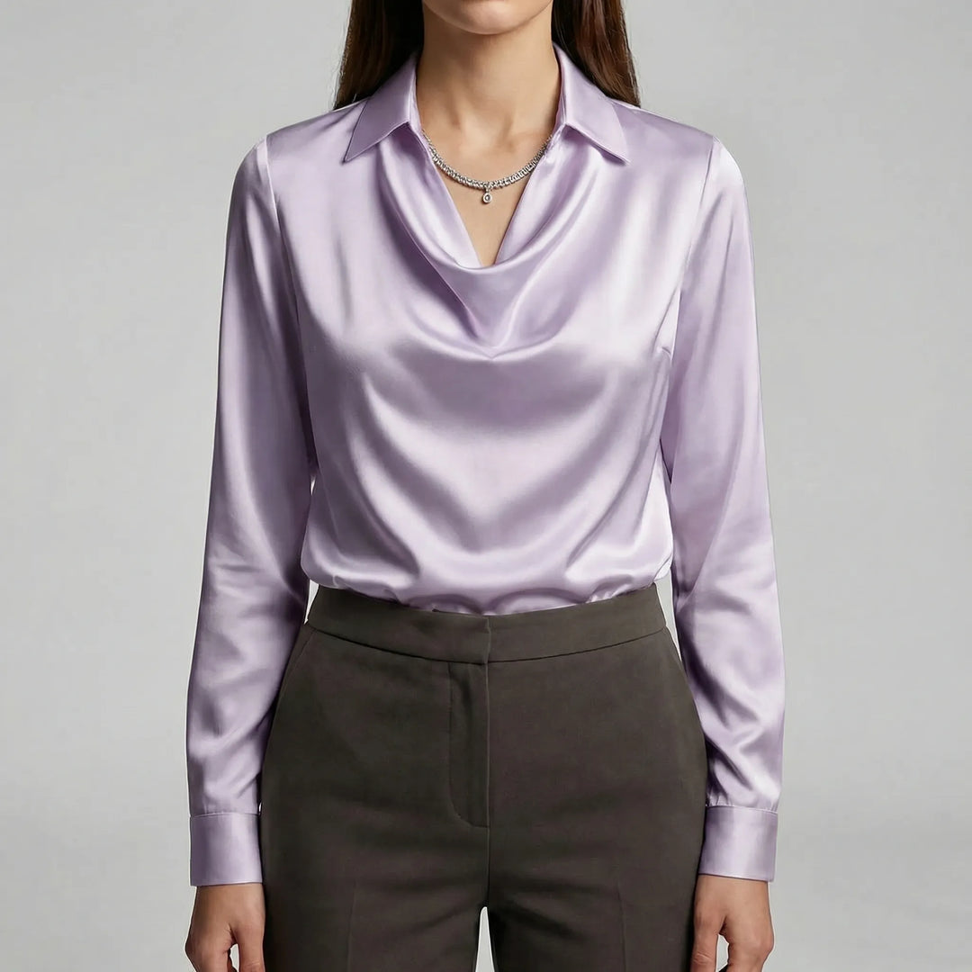Långärmad dam blus med sofistikerad drapering. Perfekt för både jobb och sociala tillställningar.