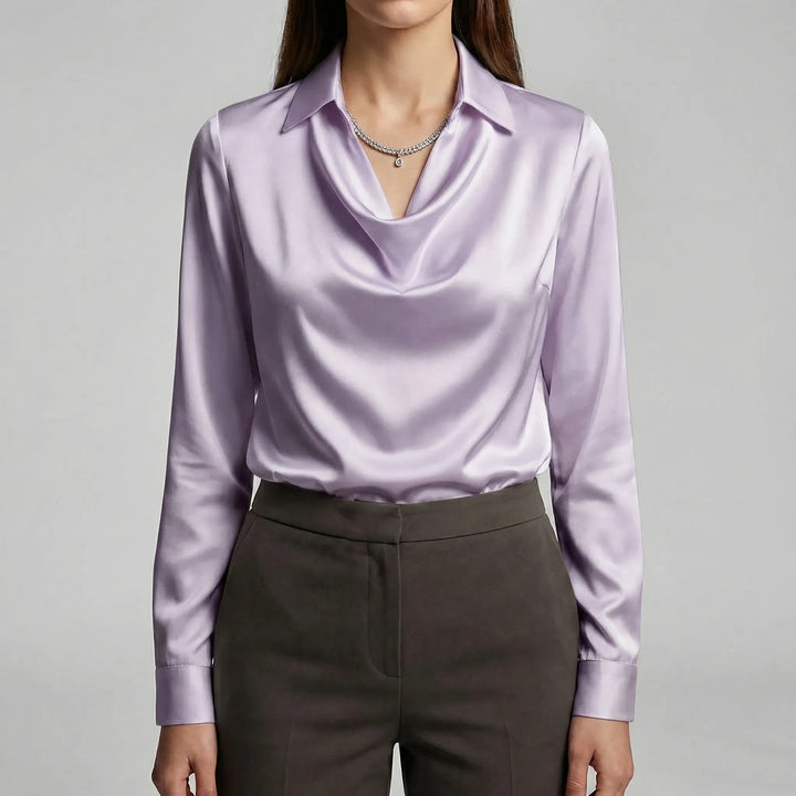 Långärmad dam blus med sofistikerad drapering. Perfekt för både jobb och sociala tillställningar.