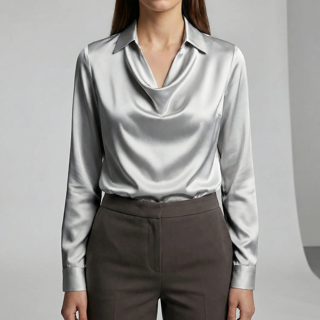 Elegant draperad blus med tidlös design. Långa ärmar, ett måste i garderoben för dam.