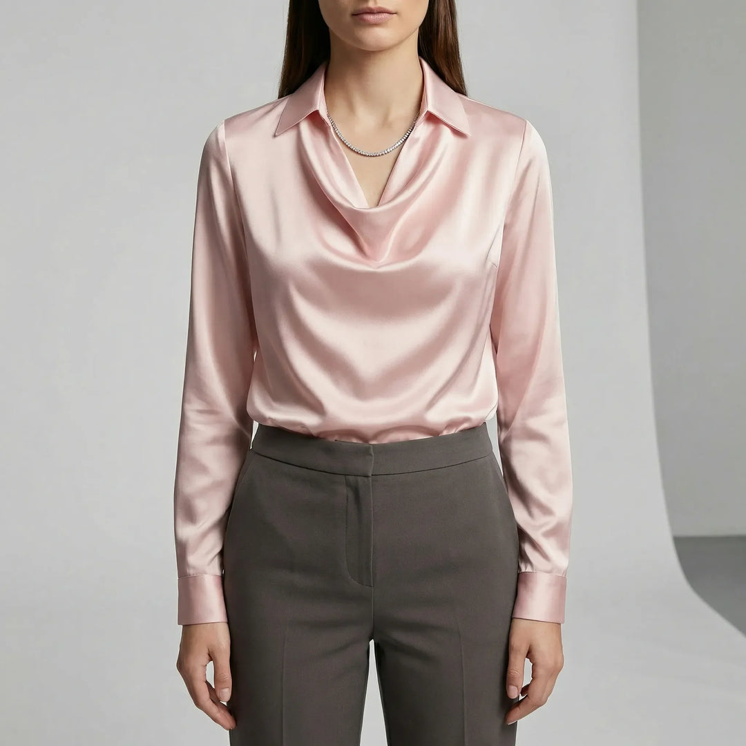 Dam blus Sophie: En modern, draperad långärmad blus. Kombinera med jeans eller kjol.