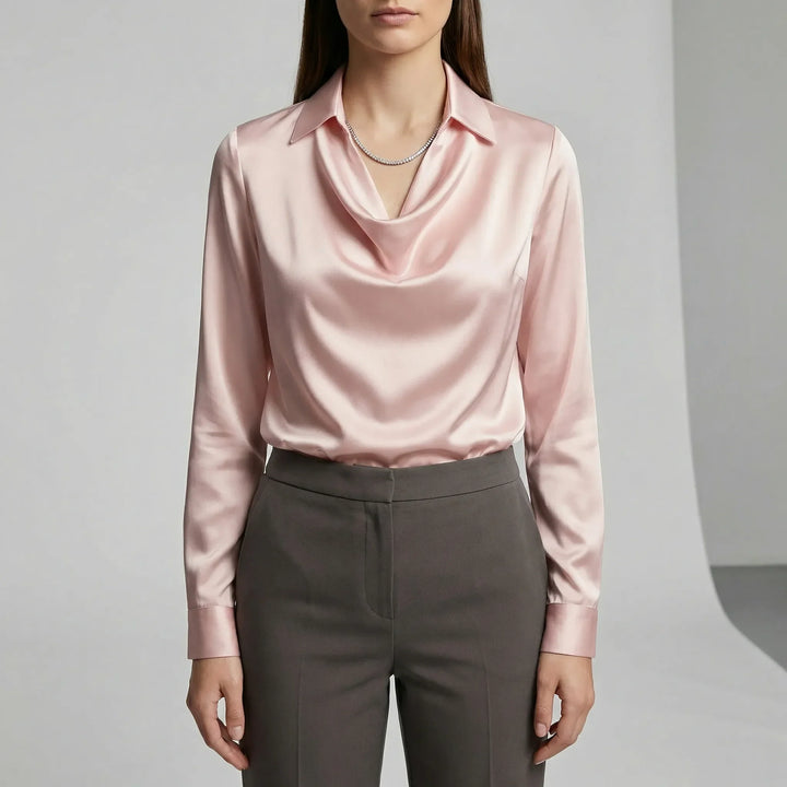 Dam blus Sophie: En modern, draperad långärmad blus. Kombinera med jeans eller kjol.