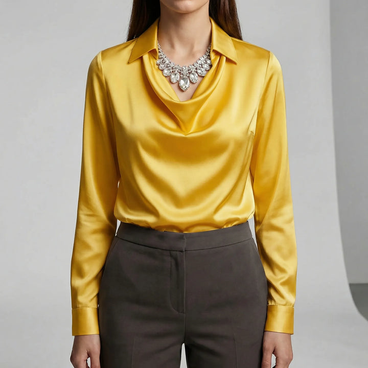 Stilren långärmad blus med draperat tyg. Idealisk för en elegant och avslappnad vardagslook.