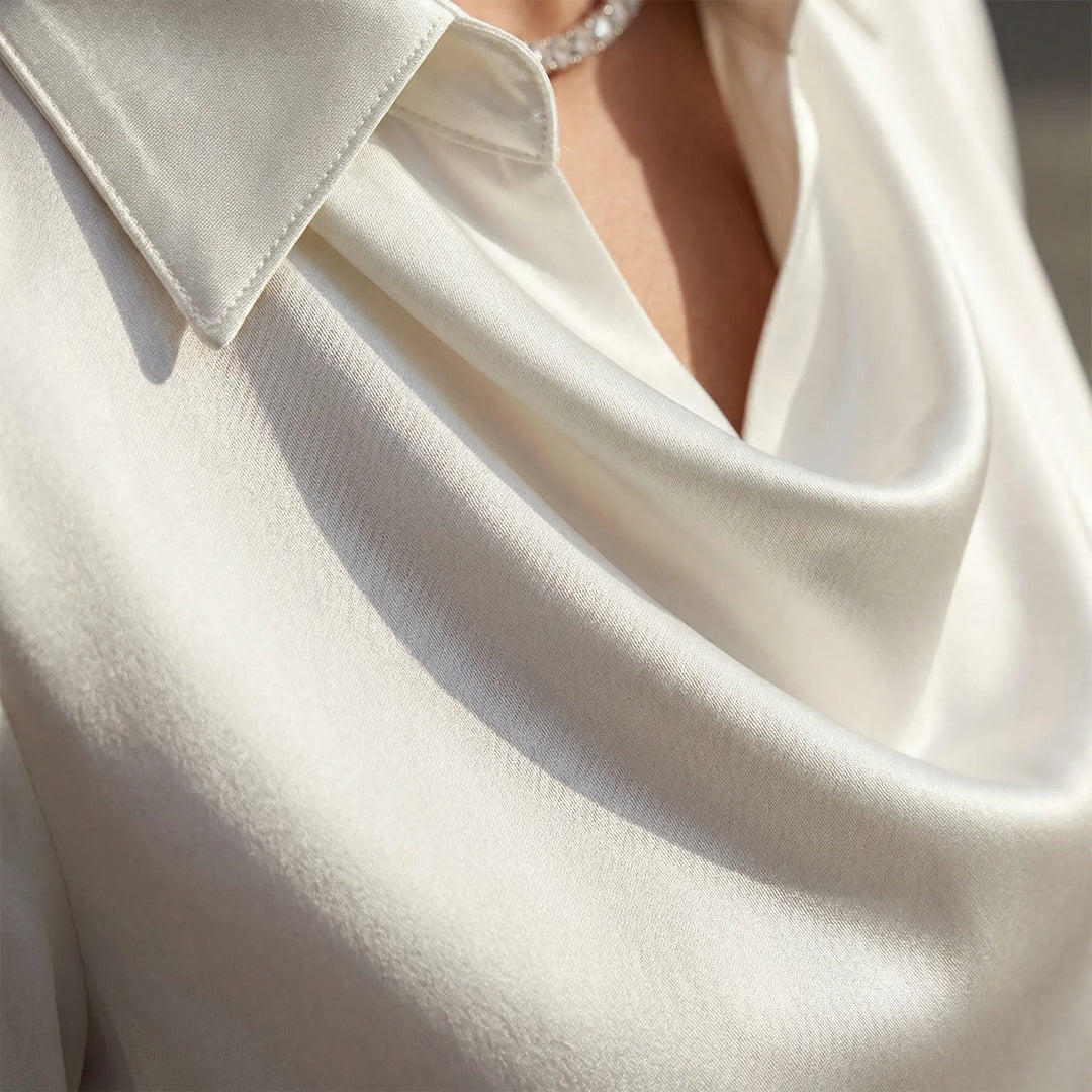Vardagsblus Sophie: Långärmad draperad design. Bekväm och stilren för alla tillfällen.