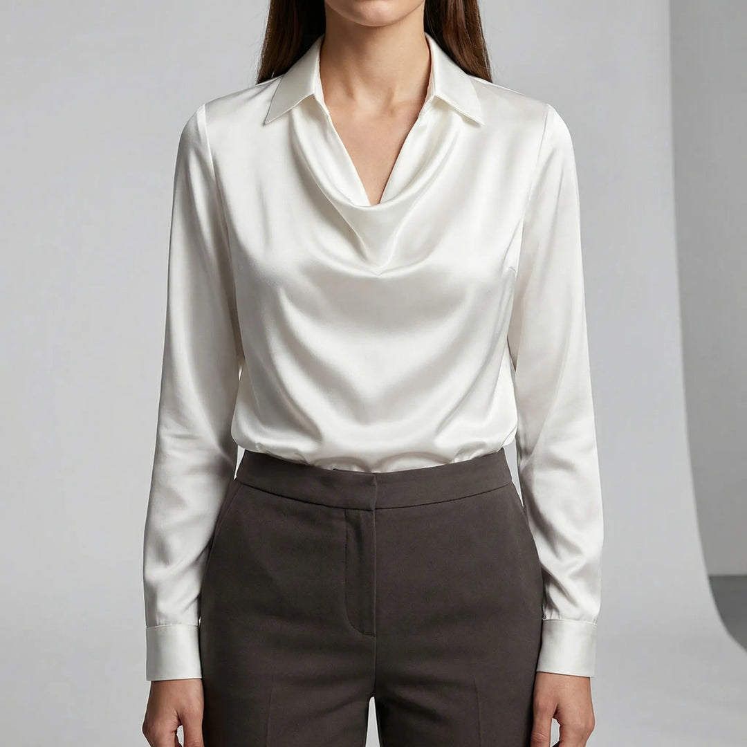 Festblus med draperade detaljer. Elegant långärmad blus som passar för speciella kvällar.