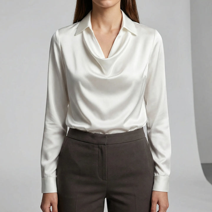Festblus med draperade detaljer. Elegant långärmad blus som passar för speciella kvällar.