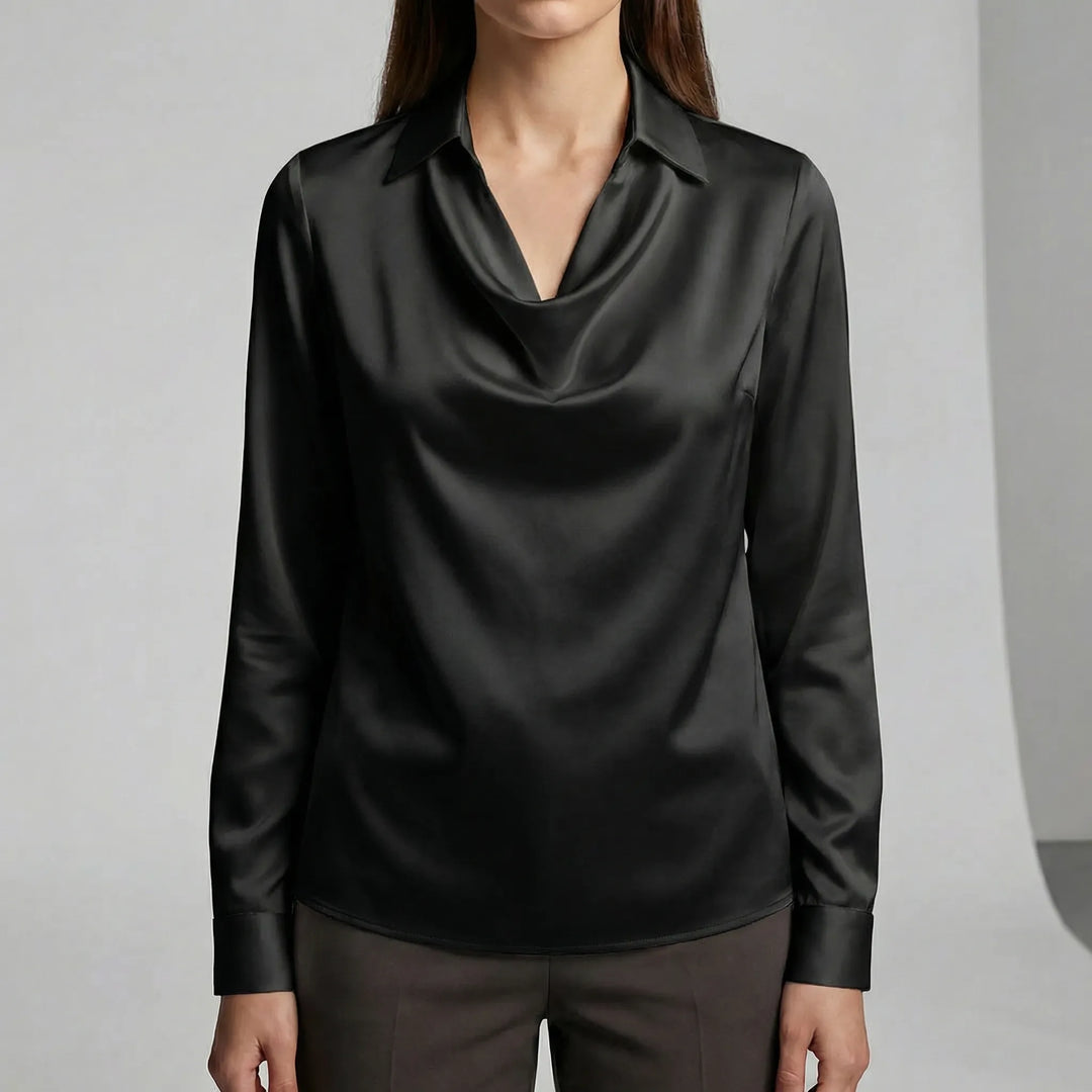 Kontorsblus Sophie, en draperad långärmad blus med skjortkrage. Professionell och elegant.