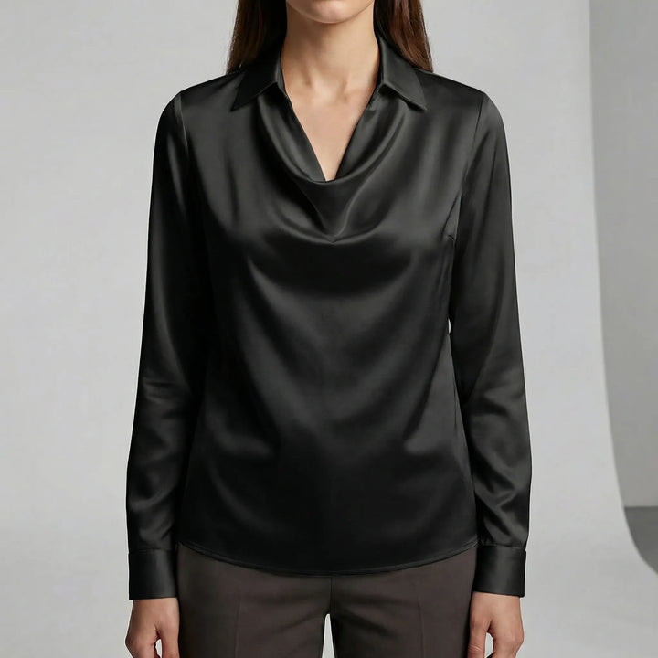Kontorsblus Sophie, en draperad långärmad blus med skjortkrage. Professionell och elegant.