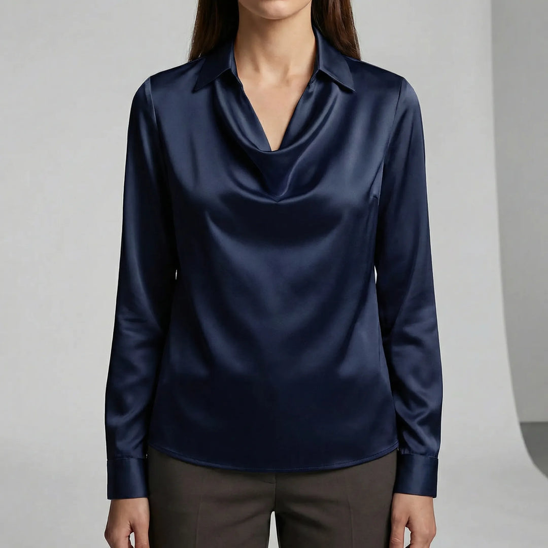 Modeblus: Dam blus med draperat fall och långa ärmar. Sofistikerad stil för den moderna kvinnan.