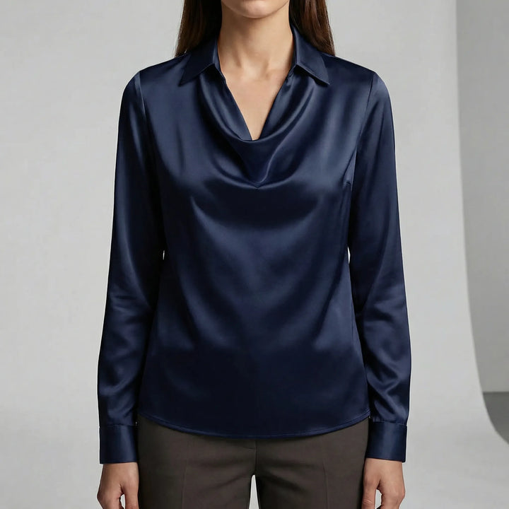 Modeblus: Dam blus med draperat fall och långa ärmar. Sofistikerad stil för den moderna kvinnan.
