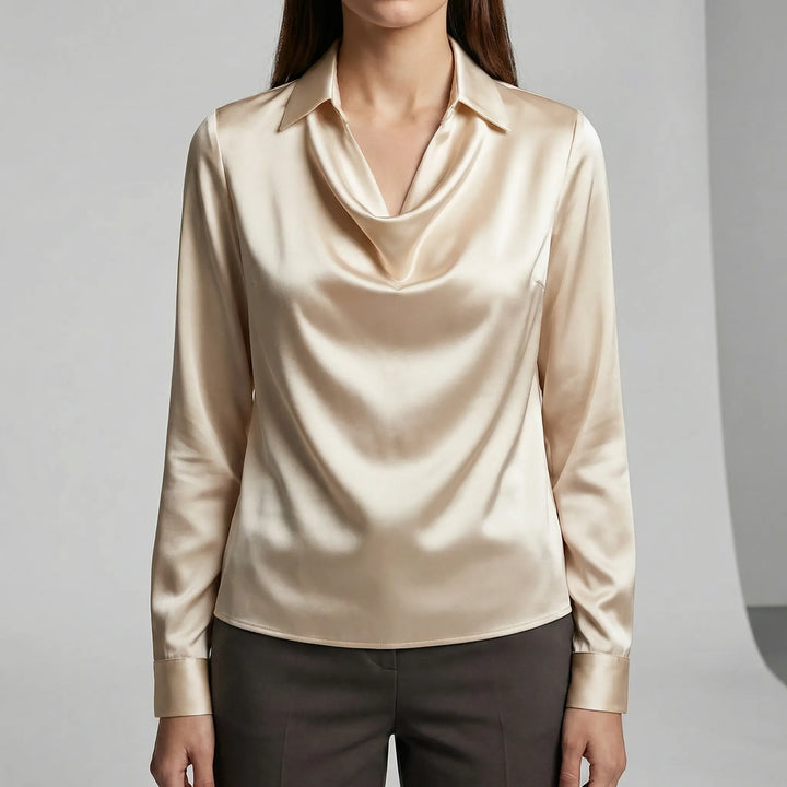Chic draperad blus Sophie. Långärmad design, perfekt för en polerad och bekväm look.