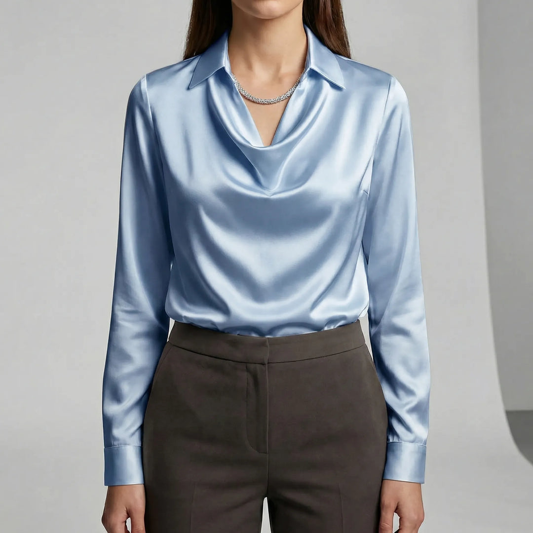 Dam blus med vackert draperat tyg. Långa ärmar och elegant stil. Mångsidig överdel.