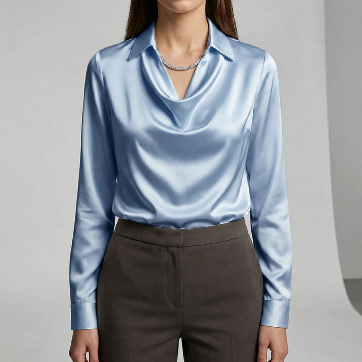 Dam blus med vackert draperat tyg. Långa ärmar och elegant stil. Mångsidig överdel.