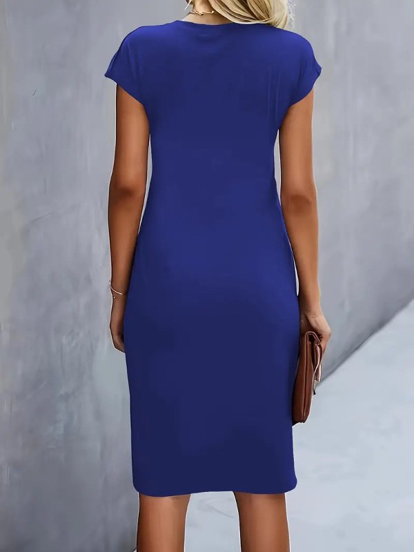 Trendig dammode: Kortärmad midiklänning med elegant drapering. Bekväm som vardags- & festklänning.