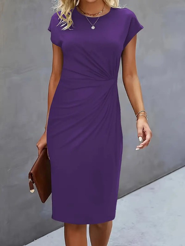 Tidlös damklänning, kortärmad midiklänning med vacker drapering. Elegant och bekväm design.
