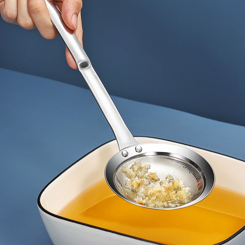 Elegant durkslag i glänsande rostfritt stål med fint nät för effektiv filtrering, perfekt för modernt kök.