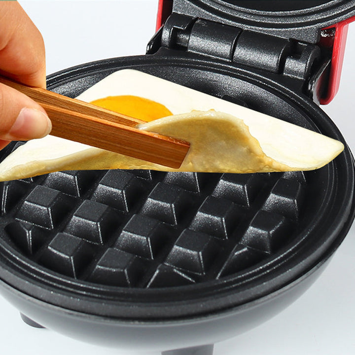 Kompakt elektriskt mini-våffeljärn med non-stick-beläggning, perfekt för små kök och resor.