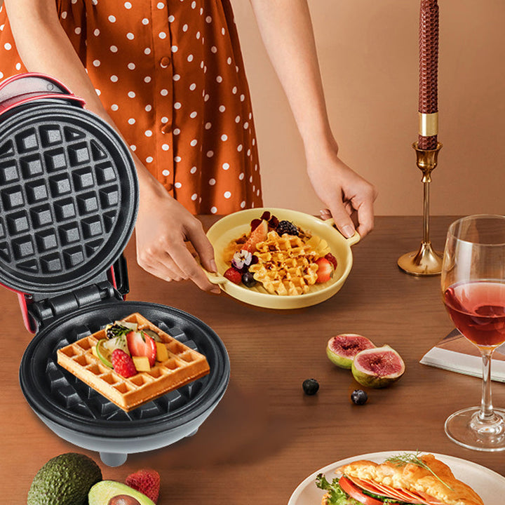 Kompakt elektriskt mini-våffeljärn med non-stick-beläggning, perfekt för små kök och resor.