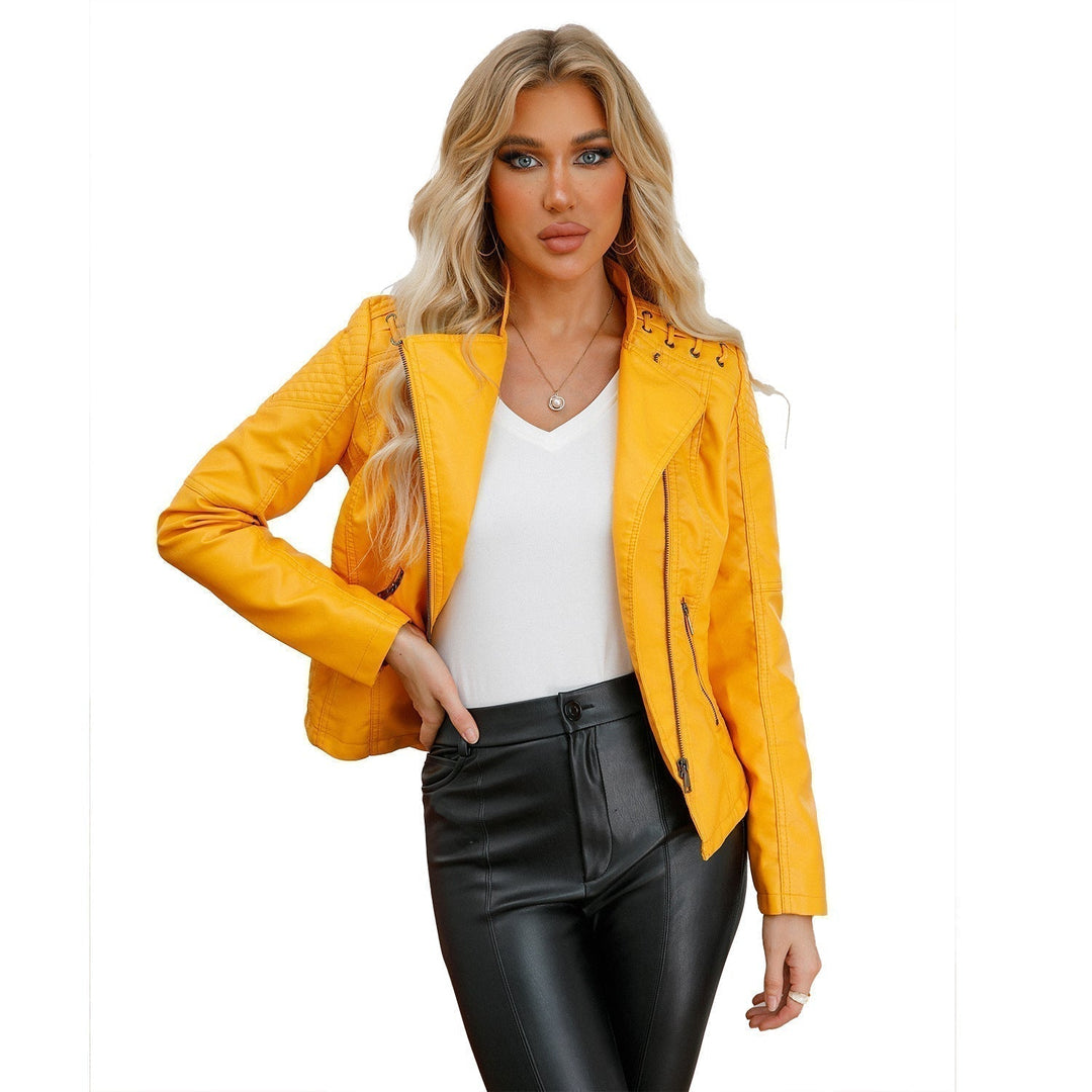 Figursmickrande damjacka i vintage bikerstil, perfekt som elegant ytterplagg.
