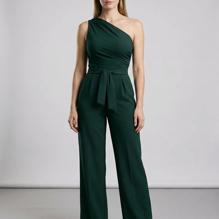 Bekväm och stilren enfärgad damjumpsuit med en axel. Lös passform och knytbälte för flexibilitet.