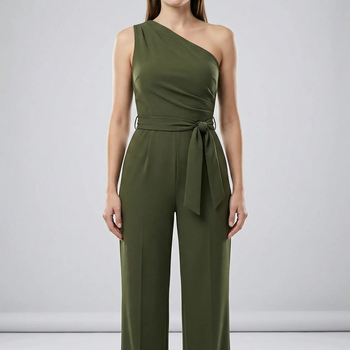 Lyxig enaxlad damjumpsuit med lös passform och knytbälte. Knytbältet framhäver midjan, perfekt sommarplagg.
