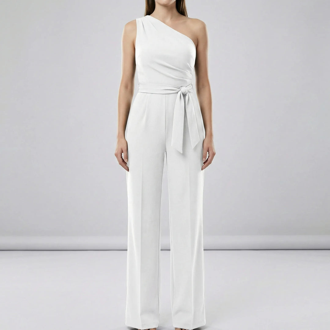 Stilren damjumpsuit med en axel och lös passform. Enfärgad design med knytbälte för en elegant sommarlook.