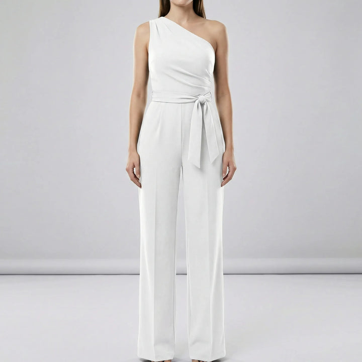 Stilren damjumpsuit med en axel och lös passform. Enfärgad design med knytbälte för en elegant sommarlook.