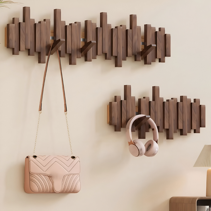 Elegant fällbar klädhängare i trä för väggmontering. Magnetisk hallförvaring, utrymmesbesparande design.