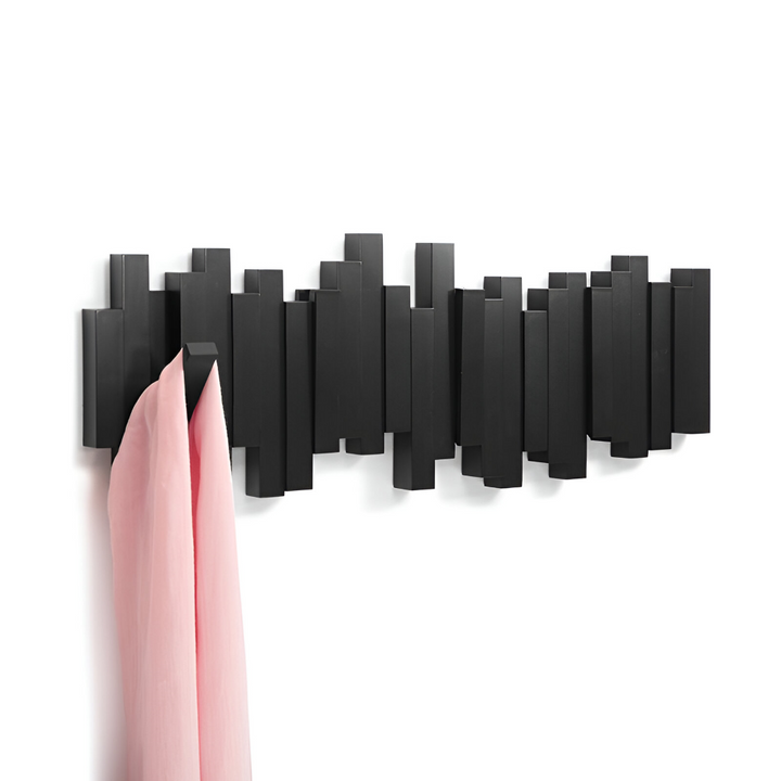 Innovativ magnetisk klädhängare i trä. Fällbar väggkrok som smidigt försvinner vid oanvändning.