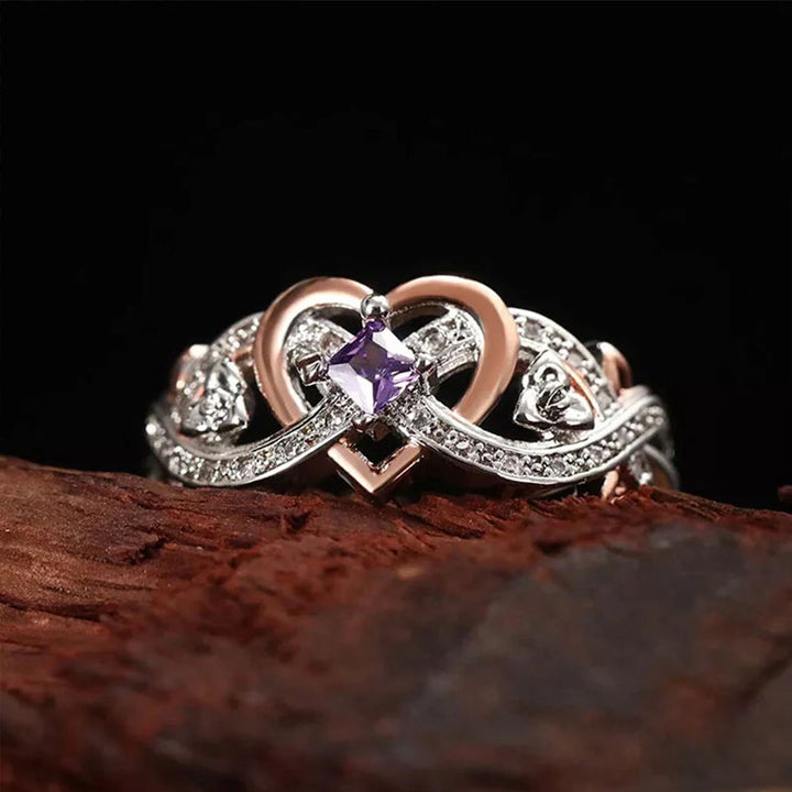 "Elegant februari ametyst ring i silver för kvinnor, handgjord, detaljrik design med hjärta och oändlighetsband."