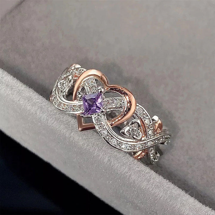 "Elegant februari ametyst ring i silver för kvinnor, handgjord, detaljrik design med hjärta och oändlighetsband."