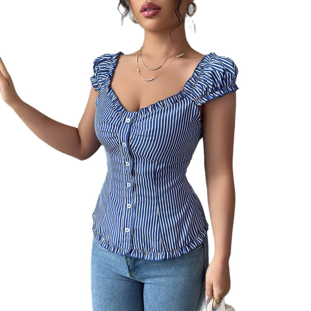 Trendig volangtopp med djup v-ringning för dam. En elegant figurnära blus som passar alla tillfällen.