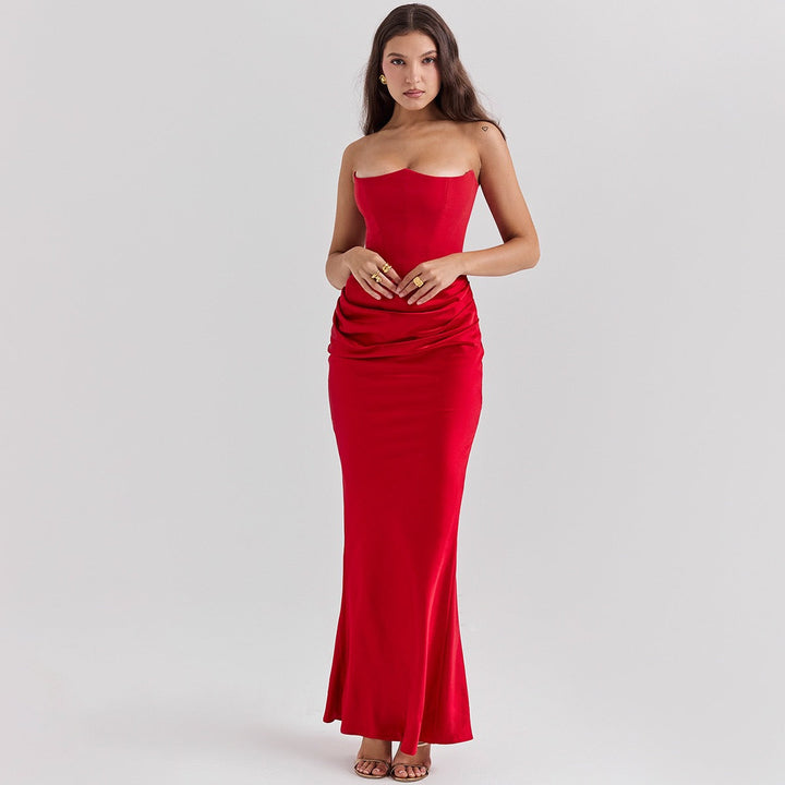 Elegant figurnära festklänning dam. Lång ryggöppen maxiklänning för kvinnor, perfekt för fest och gala.
