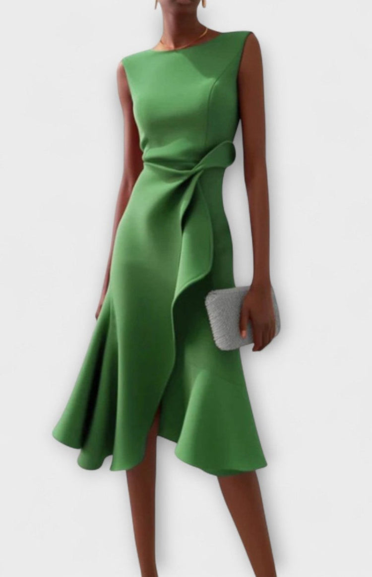 Karla aftonklänning, elegant veckad midiklänning Zoe. Figursydd festklänning för dam, ärmlös design.