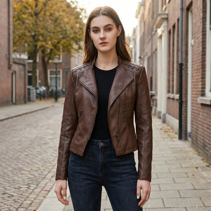 Elegant figursydd dam bikerjacka Elizabeth i vintageinspirerad stil. Perfekt ytterplagg för stilren vardagslook.