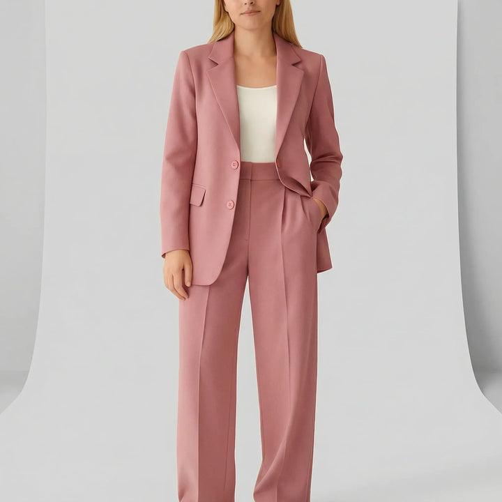 Svart figursydd damkostym Zoe, elegant och modern. Perfekt som byxkostym för professionella sammanhang.