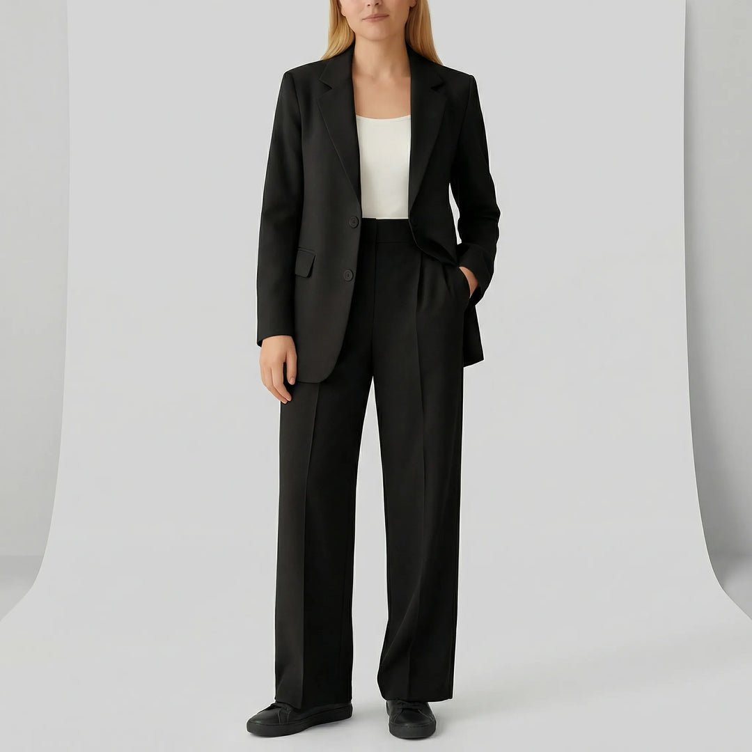 Figursydd byxkostym Zoe i rosa, perfekta kontorskläder. Kavaj & vida byxor ger en professionell och elegant look.